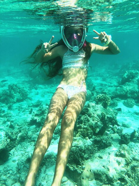 Photo woman swimming in sea