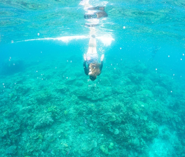 海で泳ぐ女性