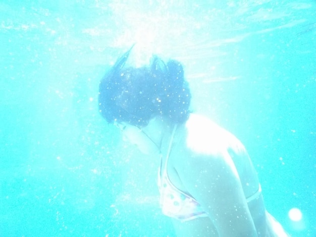 Foto donna che nuota in mare