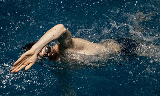 Photo woman swimming in sea