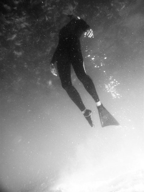 Photo woman swimming in sea