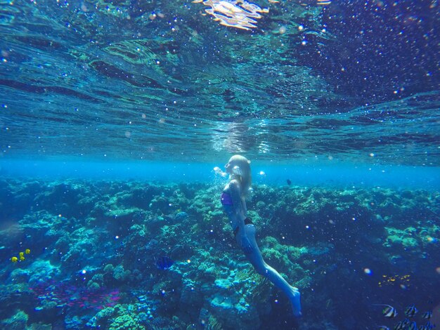 Photo woman swimming in sea