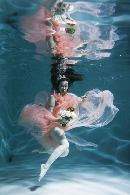 Photo woman swimming in sea