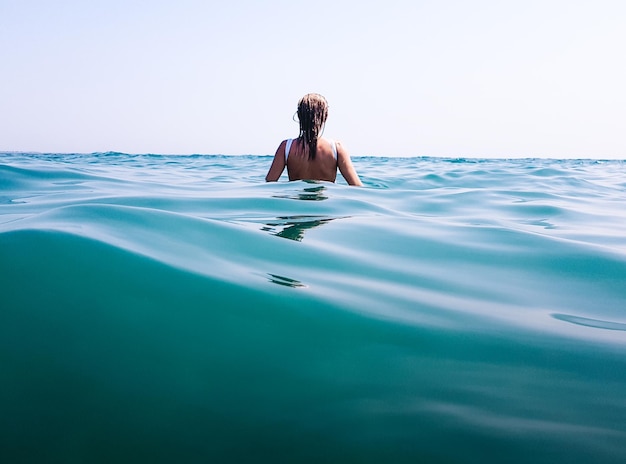 海で泳ぐ女性