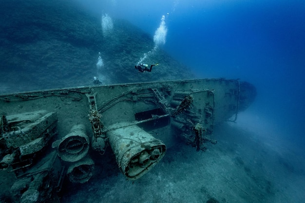 Женщина плавает в море.