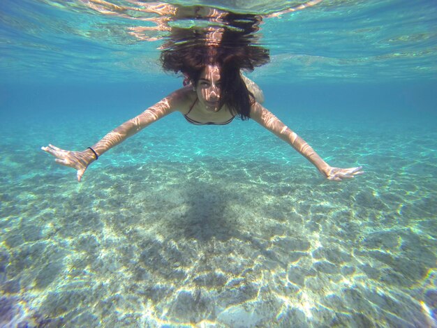 Foto donna che nuota in mare