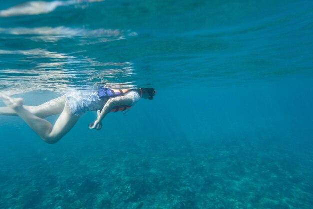 Foto donna che nuota in mare