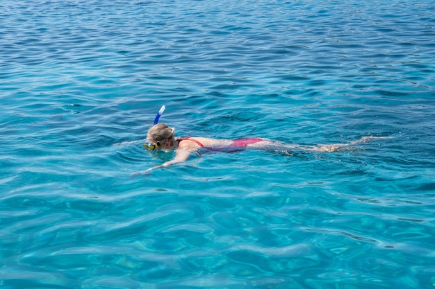 海で泳いでいる女性