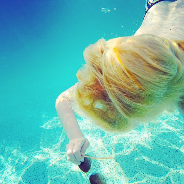 Photo woman swimming underwater