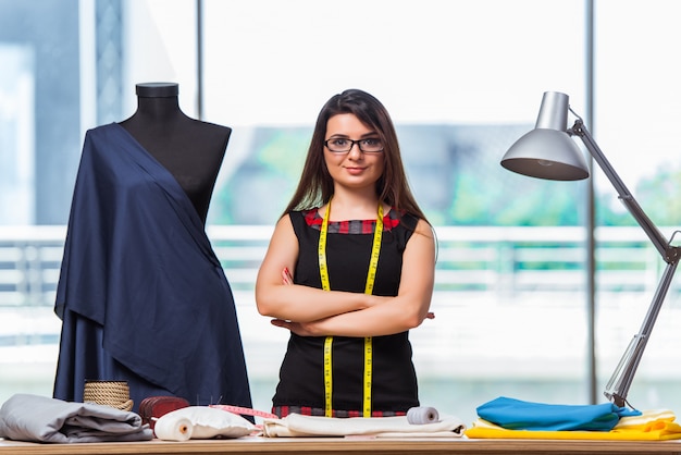 新しい服に取り組んでいる女性テーラー