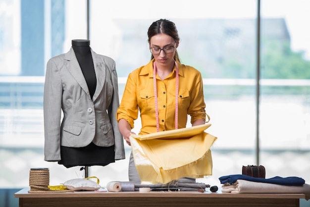 写真 新しい服に取り組んでいる女性テーラー