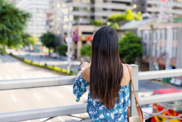 台北市の通りにいる女性