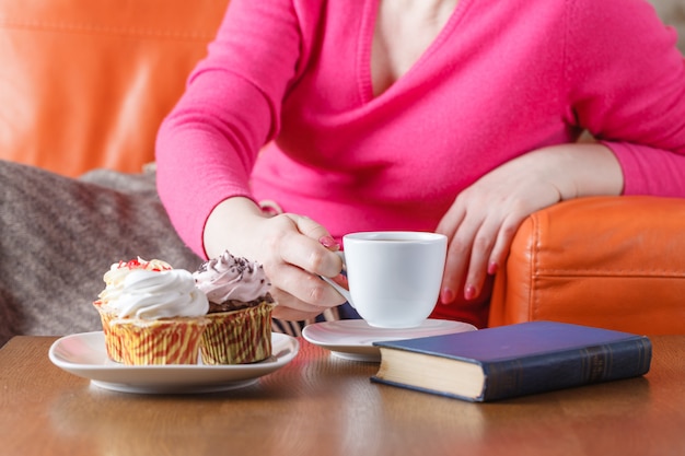 Photo woman take cupcake