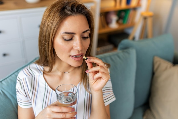 写真 薬を飲むときは水を飲む必要があります ビタミン効果的な薬 身体と精神の健康のための近代的な薬局のコンセプト