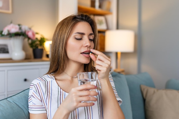 薬を飲むときは水を飲む必要があります ビタミン効果的な薬 身体と精神の健康のための近代的な薬局のコンセプト