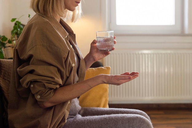 女性は家でビタミン剤を飲む