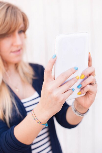 写真 タブレットpcで写真を撮る女性