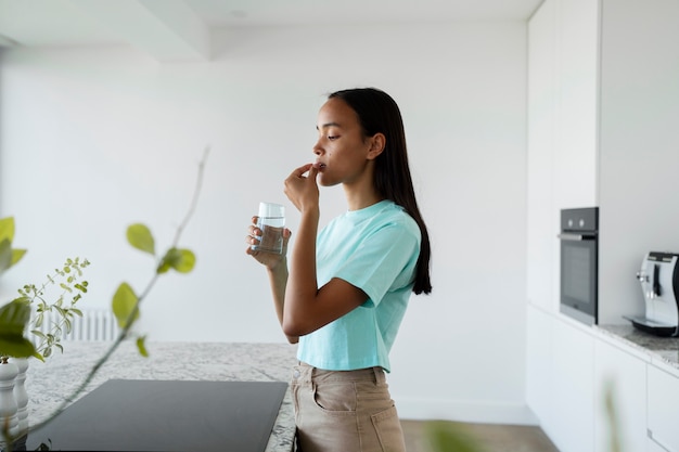 Photo woman taking allergy medicine side view