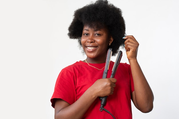 Женщина заботится о своих афро-волосах