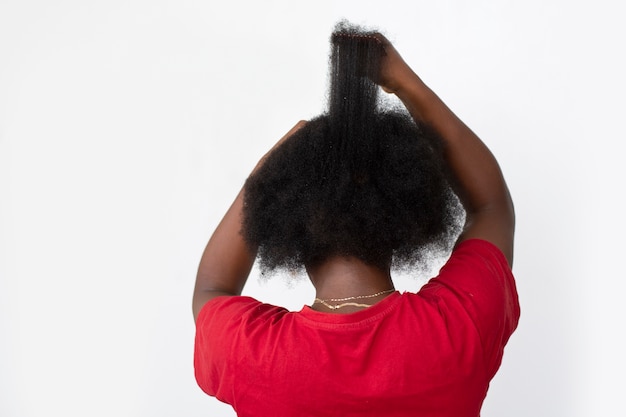 写真 彼女のアフロヘアの世話をしている女性