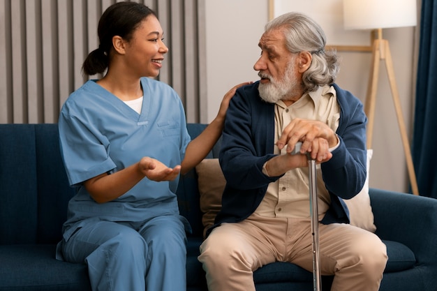 Photo woman taking care of old man