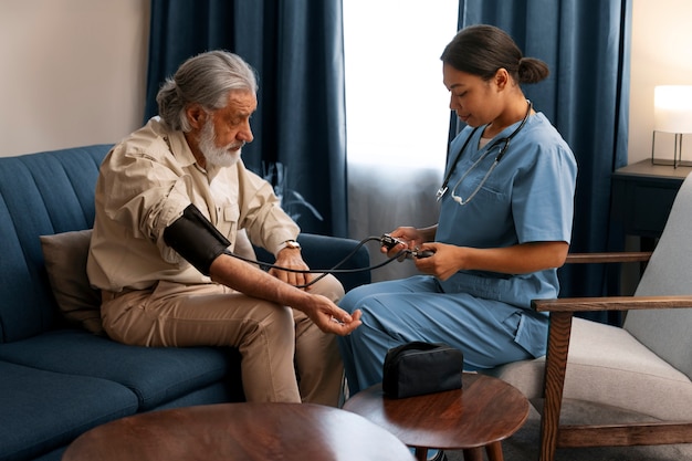 Photo woman taking care of old man