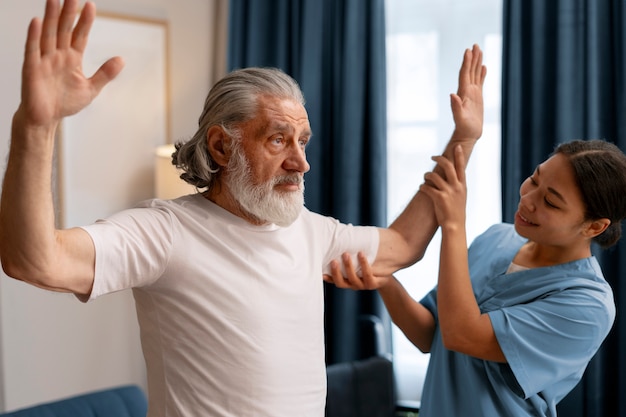 Photo woman taking care of old man