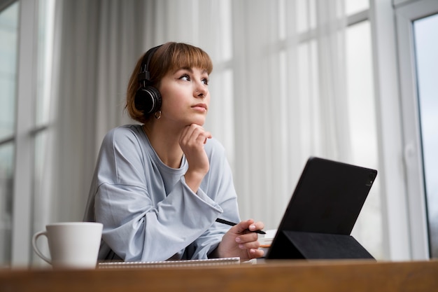 Photo woman taking e learning courses