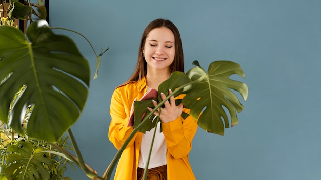 写真 観葉植物の世話をしている女性