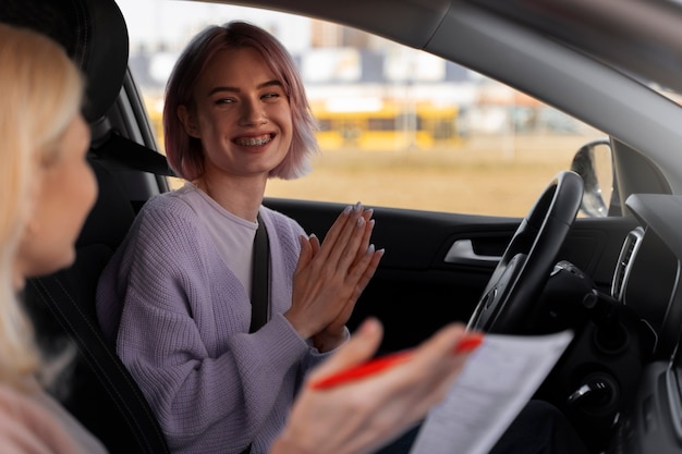 차량에서 그녀의 운전 면허 시험을 보는 여자