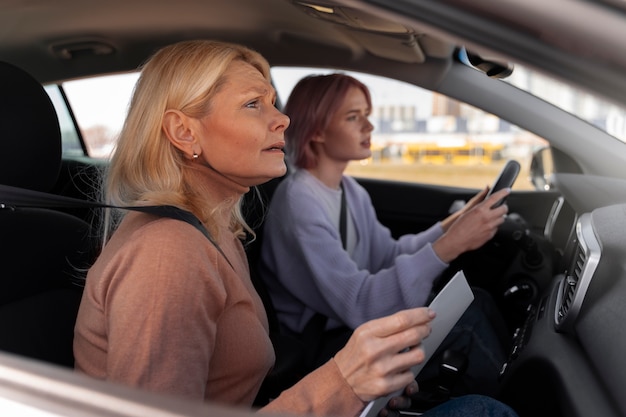 Photo woman taking her driver's license test in vehicle