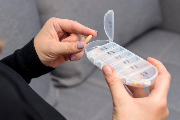 Foto donna che assume farmaci la donna prende le pillole dalla scatola concetto di assistenza sanitaria con i farmaci