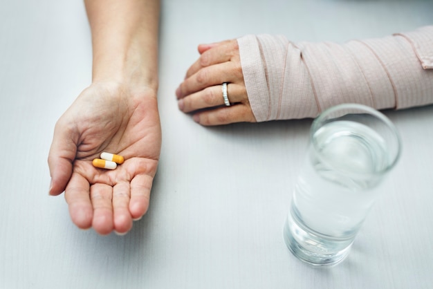 Photo woman taking medicine