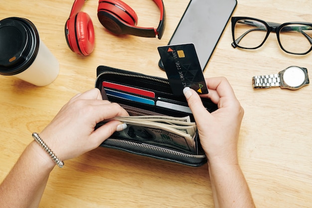 Photo woman taking money out of purse