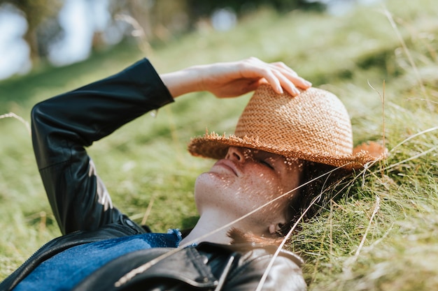 Женщина вздремнуть на траве
