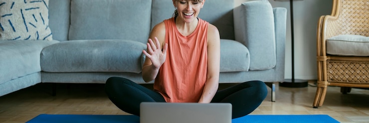 Photo woman taking an online yoga class during coronavirus quarantine