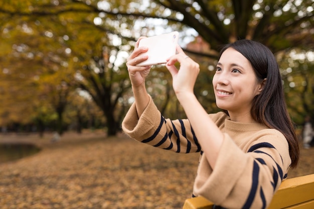 公園で写真を撮る女性