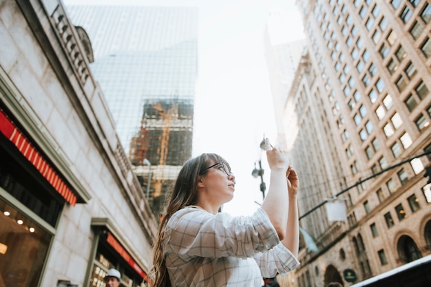 Photo woman taking a photo of the view in new york city, usa