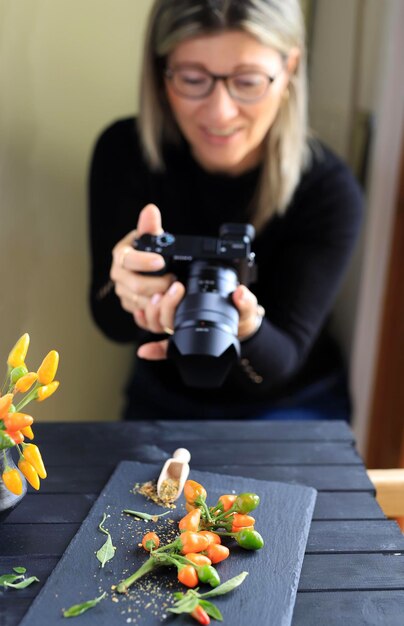 Photo woman taking photo with mirrorless camera