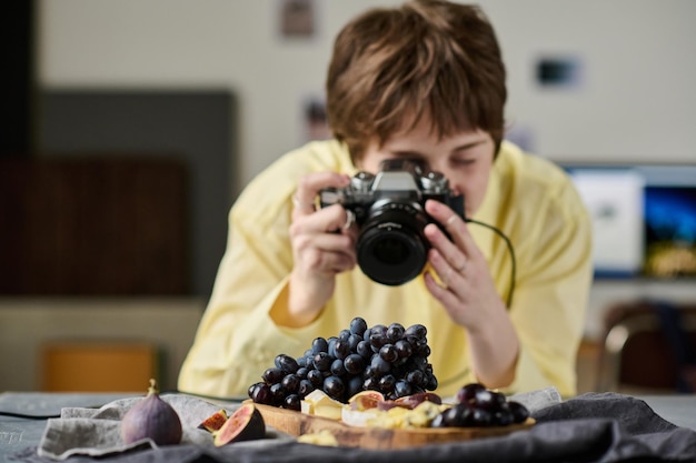 プロのカメラで写真を撮る女性