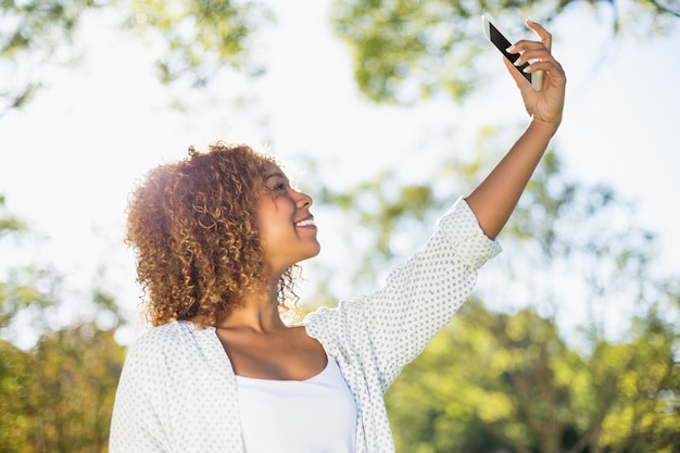 携帯電話からselfieを取る女性