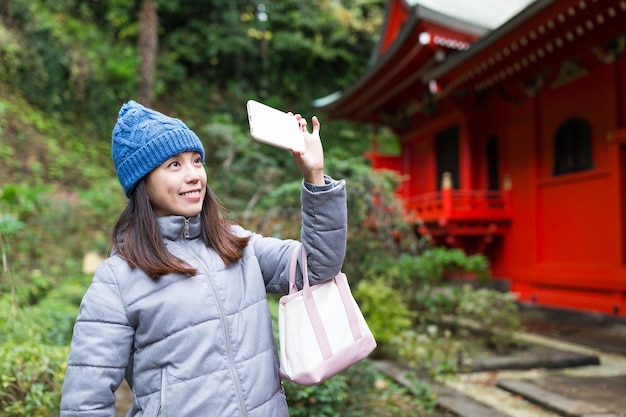 Foto donna che prende selfie a kamakura