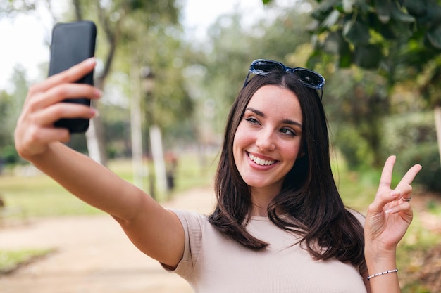 ソーシャル メディア用の自撮り写真を撮る女性