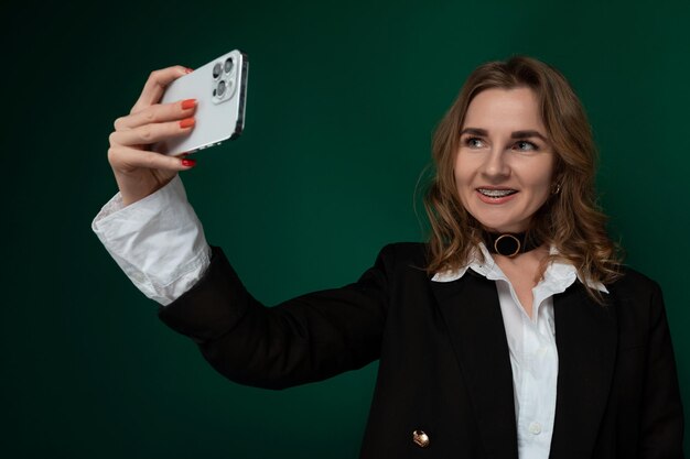 Foto donna che si fa un selfie con il cellulare