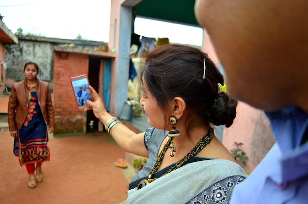 写真 携帯電話でセルフィーを撮っている女性