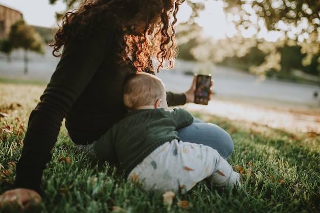 Photo woman taking selfie with son