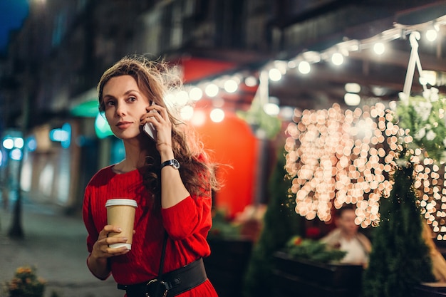 Conversazione della donna sullo smartphone e guardare alla distanza