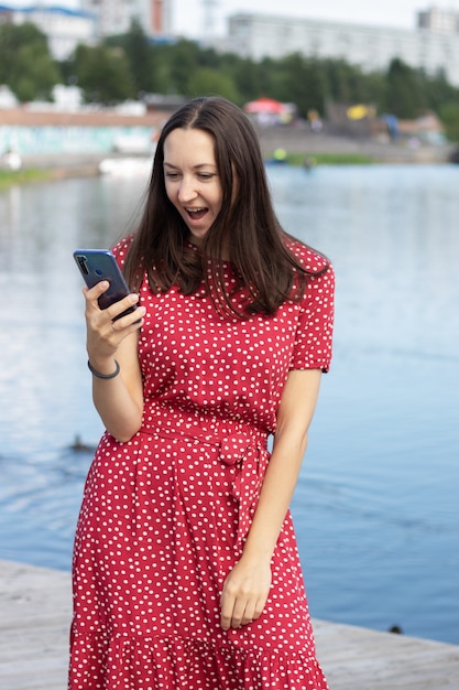 携帯電話で話している女性