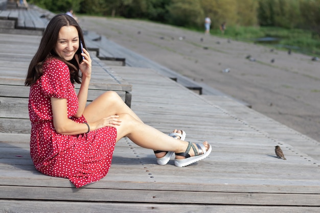 Photo woman talking on cell phone