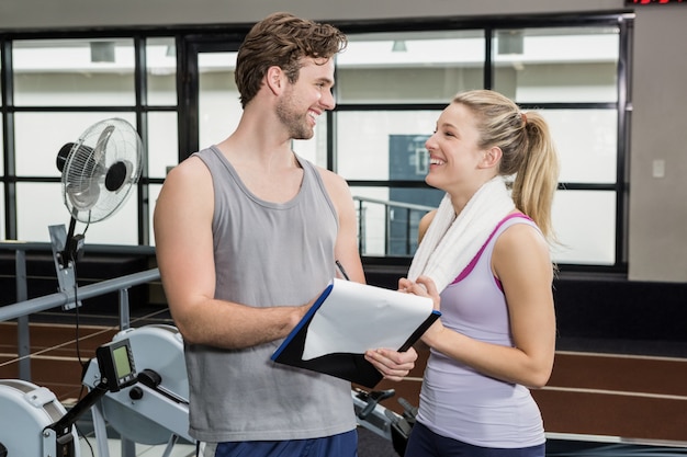 Photo woman talking to her trainer after a workout